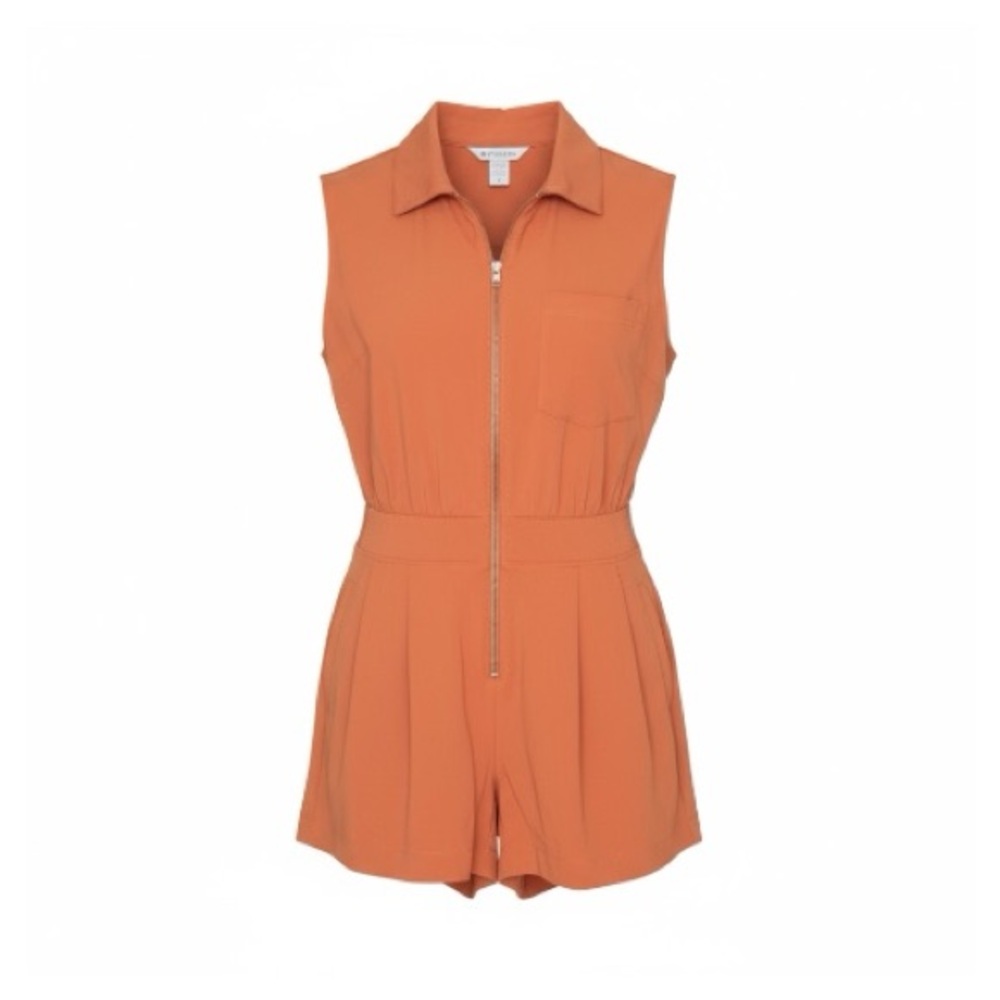 🔥 Athleta Romper – Size 4 🔥
Turn heads in this bold Burnt Orange/Coral romper!